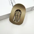 Pinza per capelli ovale kaki opaco con design minimalista cavo e denti a presa sicura - Gomma Opaca Cachi