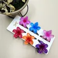 Detalle de seis pinzas para el cabello con flores coloridas de 4 cm en cartón blanco - Estilo Multicolor Brillante Translúcido (Set Cuatro)