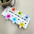 Detalle de set de 6 pinzas para el cabello con flores en tarjeta de exhibición - Estilo Suave con Degradado Translúcido (Set Dos)