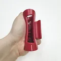 Detail einer großen dunkelroten Haarklammer aus Silikon in der Hand zur Größendarstellung - Rot