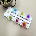Detailansicht von 6 bunten Glitzer-Resin-Haarklammern auf einer weißen Präsentationskarte - Transparenter Pailletten Folien Stil (Set Zehn)