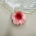Molla per capelli a fiore di ciliegio rosa con petali di resina opaca per un look elegante - Rosso Sfumato