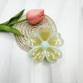 Gelbe, transparente Blumen-Haarklammer in Gelee-Optik mit minzgrünen Akzenten - Gelb mit blauem Rand