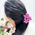 Pinza per capelli con doppio fiore di frangipane rosa scuro indossata per lo styling - Rosa