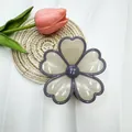 Blumen Haarklammer in Beige und Lila mit herzförmigen Blütenblättern aus Kunststoff - Beige mit grauem Rand