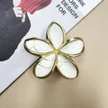 Pinza per capelli a fiori di frangipane bianca con venature dorate marmorizzate e fibbia - Bianco con Filo d'Oro