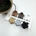 Detailansicht von 6-teiligen matten Blumen-Haarklammern auf Displaykarte - Matter Rutschfester Vintage Stil (Set Zwanzig)