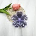 Pince à cheveux fleur violette translucide avec pétales en cœur et fini brillant - Gris avec bord violet