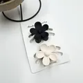 Detailansicht kleiner matter Plumeria-Blüten-Haarklammern in Schwarz und Weiß auf Karte - Minimalistischer Matte Schwarz-Weiß Stil (Set Zweiundzwanzig)