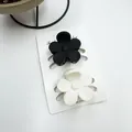 Detail von matten schwarz-weißen Frangipani-Haarklammern auf Schmuck-Präsentationskarte - Klassischer Matte Schwarz-Weiß Stil (Set Dreiundzwanzig)