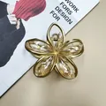 Molla per capelli a forma di plumeria dorata con resina ambra e foglia d'oro - 8cm / Stile Filo d'Oro a Scatto / Giallo Trasparente