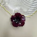 Elegante molletta per capelli a fiore viola scuro da 4cm con finitura lucida e petali - Rosso Scuro
