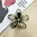 Elegante pinza per capelli plumeria con cornice dorata e resina grigia con foglia d'oro - Gradient Black with Gold Thread