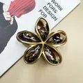 Elegante pinza per capelli dorata con petali in resina marrone e dettagli in foglia d'oro - Caffè Leopardato con Filo d'Oro