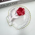 Pinza per capelli a fiore rosso e rosa su vassoio in vetro a forma di conchiglia - Fiore di Cuore Arrotolato Rosso