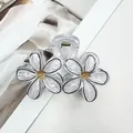 Pinza per capelli a fiore con petali a strisce bianche e nere e centro dorato - Doppio Fiore Stampato - Linee Bianche / 8.5cm