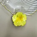 Pinza per capelli a fiore giallo traslucido con petali in resina da 4 cm - Giallo