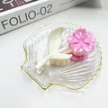 Pinza per capelli a fiore rosa e avorio su un piatto decorativo in vetro a conchiglia - Fiore di Cuore Arrotolato Rosa
