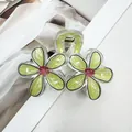 Pinza per capelli con doppio fiore di frangipane, dettagli giallo-verdi e tocchi rossi - 8.5cm / Stile a Doppia Margherita Stampata / Verde