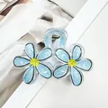 Pinza per capelli in acrilico con due margherite blu e centri gialli vivaci - 8.5cm / Stile a Doppia Margherita Stampata / Blu