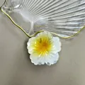 Pinza per capelli a fiore in resina con petali sfumati gialli e bordi bianchi - Petalo Bianco Cuore Giallo