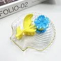 Pinza per capelli a forma di fiore color caramello in resina blu cielo e gialla - Fiore di Cuore Arrotolato Blu Chiaro