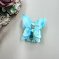 Pince à cheveux papillon double couche à motif marbre bleu clair et ressort doré - Papillon Bleu