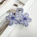 Elegante molletta per capelli con doppia plumeria in acrilico viola e dettagli floreali - Doppio Fiore Stampato - Linee Viola / 8.5cm