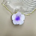 Elegante pinza per capelli a fiore sfumato viola 4 cm con finitura traslucida - Base Bianca Cuore Viola