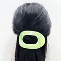 Molla per capelli in acetato verde chiaro marmorizzato su capelli neri lisci - Finto Marmo Verde