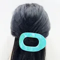 Pinza per capelli ovale piatta in resina marmorizzata blu turchese sui capelli - Blu Marmorizzato