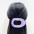 Pince à cheveux ovale ajourée à motif marbre violet sur cheveux noirs lisses - Faux Marbre Violet