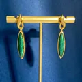 Pendientes largos dorados vintage con piedras de malaquita verde en soporte de exhibición - Pendientes de Gota de Agua / Verde Malaquita