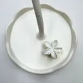 Set di eleganti mollette per capelli a fiore di frangipane bianco su un vassoio - Piccolo / Bianco Solido Filo d'Oro