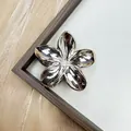 Eleganter silberner Haarklammer in Form einer Plumeria mit glänzendem Metall-Finish - Galvanisiertes Roségold