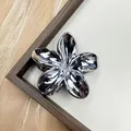 Polierte silberne Plumeria-Blüten-Haarklammer mit metallischem Spiegeleffekt für Damen - Galvanisiertes Silber