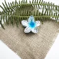 Molla per capelli a fiore di frangipane in resina blu e bianco con glitter colorati - 4cm / Stile con Glitter / Sfumatura Bianco Blu / Paillettes