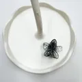 Elegante molletta per capelli a fiore grigio fumo traslucido su vassoio in ceramica - Piccolo / Nero Sfumato Filo d'Oro