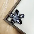 Haarklammer in dunkler Gun-Grey-Optik als Frangipani-Blüte mit Spiegeleffekt - Galvanisiertes Gunblack