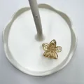 Bernsteinfarbene Blumen-Haarklammer mit eleganter gebürsteter Textur auf einem Tablett - Klein (4CM) / Golddraht Transparentes Gelb