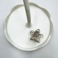 Eleganter lichtgrauer Haarklammer-Clip in Frangipani-Blumenform mit Metallic-Akzent - Klein (4CM) / Golddraht Transparentes Hellkaffee