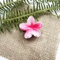 Pinza per capelli a forma di fiore di plumeria rosa e bianco stile spiaggia - Leva Rossa