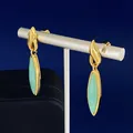 Pendientes largos dorados con piedra marquesa verde claro en un expositor - Pendientes de Gota de Agua / Color Amazonita