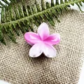 Molla per capelli a forma di fiore di frangipane con sfumatura rosa per vacanze al mare - Leva Rosa