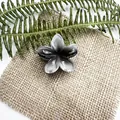 Molletta per capelli a forma di plumeria con sfumatura nero-grigio e finitura lucida - Leva Nera
