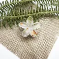 Pinza per capelli a forma di plumeria con schizzi di resina colorata su lino - Spruzzi Arancio E Verde