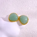 Minimalistische geometrische Dreieck Ohrstecker mit hellgrünem Stein und Vergoldung - Goldfarbe (Grüner Quarz)