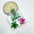 Set di 3 fermagli per capelli a fiori di plumeria in resina marmorizzata verde e viola - Set da 3 pezzi (1 grande, 2 piccoli) / Verde trasparente con cuore rosa