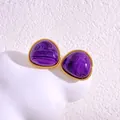 Elegante vergoldete Dreiecksohrringe mit tiefvioletten, texturierten Quarzsteinen - Goldfarbe (Violetter Chalzedon)