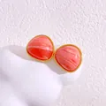 Geometrische Dreieck Ohrstecker in Korallenrot Marmoroptik mit Goldrand - Goldfarbe (Rosa Chalzedon)